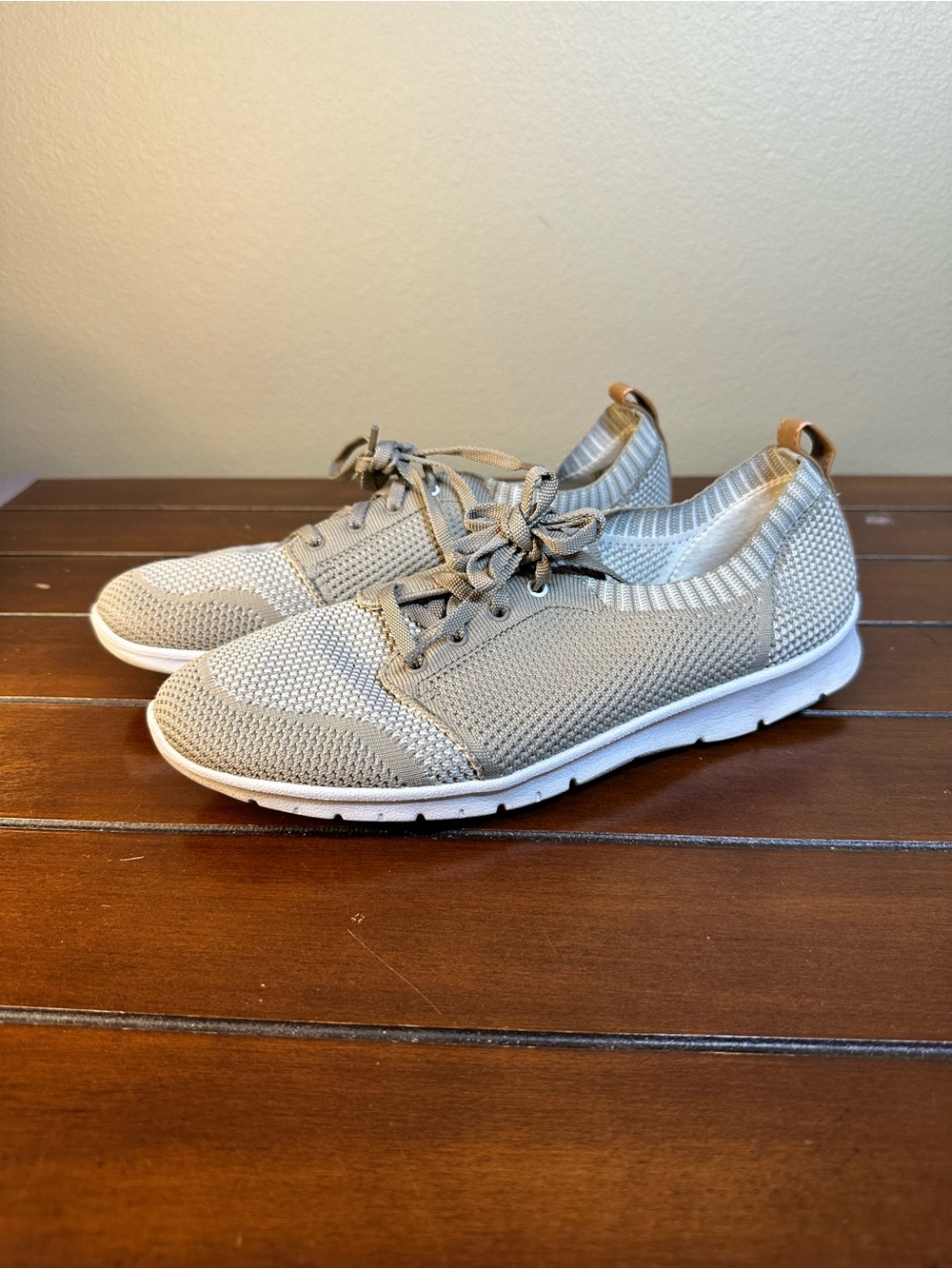 Clarks Cloudsteppers Women’s Lightweight Knit Lace-Up Sneakers - Gray & Tan